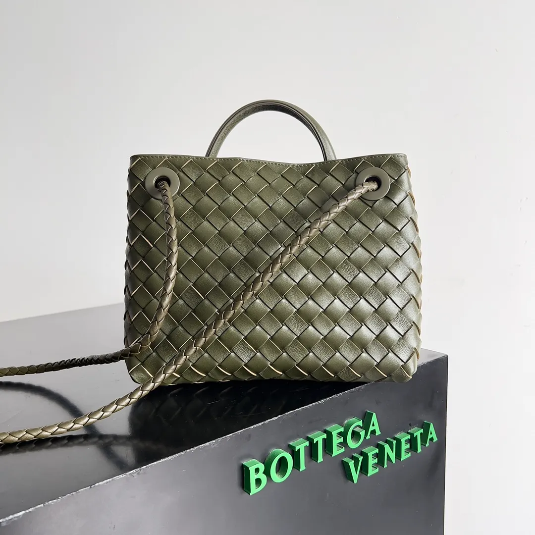 The 2023 new Andiamo batch of 1860 BV has been shipped‼ ️Really popular🔥The new Andiamo woven handbag launched by Bottega Veneta this season is really popular all over the world! ! Celebrities at home and abroad have worn it, and Oscar-winning actress Michelle Yeoh has taken it out on the street. Song Jia, Trai Yara, Yu Feihong, Sanji Ayaka, Rosie Hunting-Whiteley, Yoshioka Riho, etc. have all picked up this bag. It is classic and versatile, showing off its temperament, and the bag capacity is also large, which is very convenient for daily commuting! ! A variety of carrying methods, the shoulder straps can be adjusted by yourself, the original lambskin feels soft and delicate, and the neutral style is made to break gender boundaries and bring a more practical and longer-lasting use experience. Andiamo, which has both elegant and casual styles, perfectly interprets the true appearance of "fashionable old money style". Style number: 743568 Size: 25*22*10.5cm